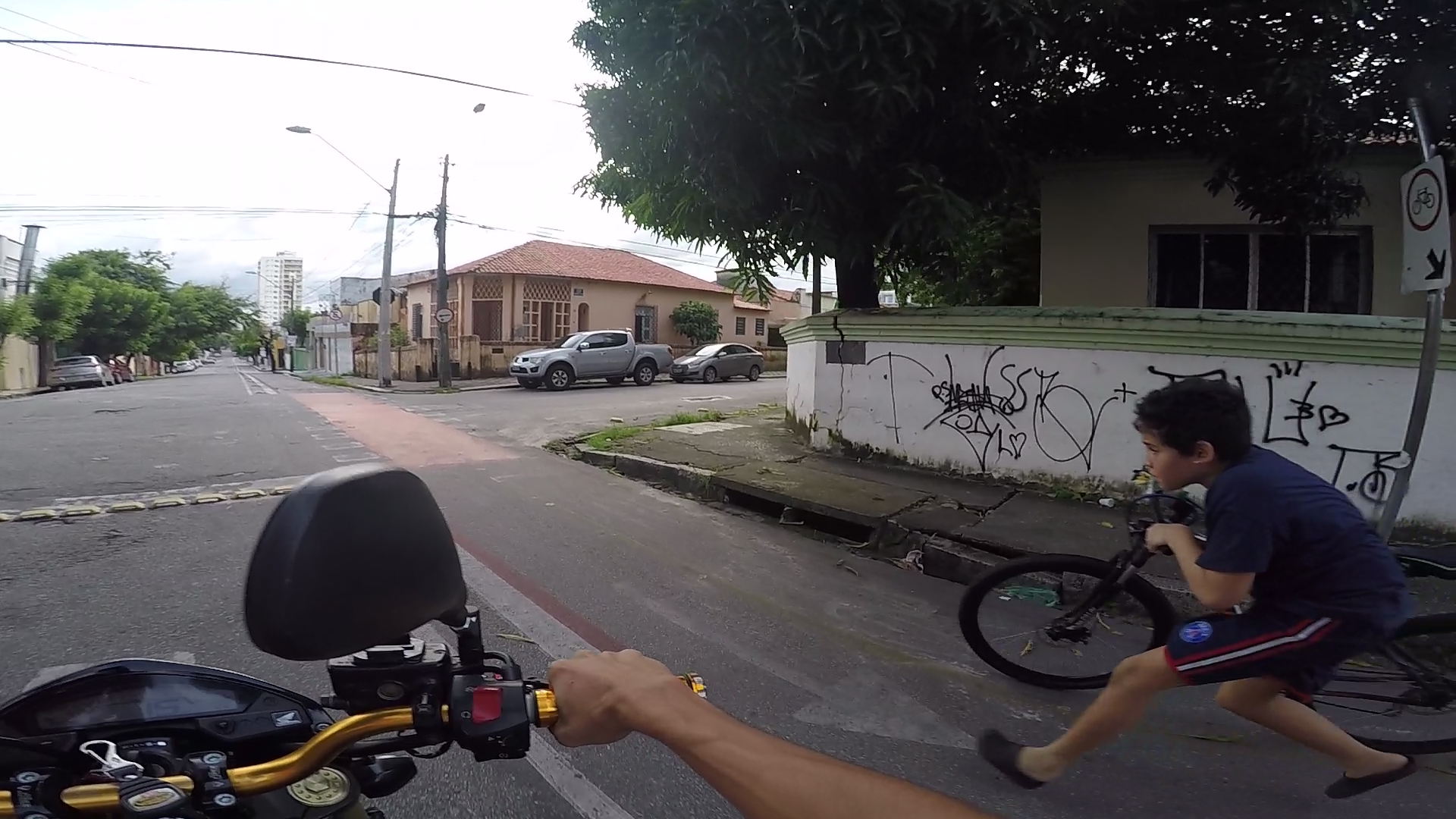 http://videos.introcdc.com/Canal/MotoVlog/Serjona/Rafael de Bicicleta/GOPR4263.00_05_36_39.Quadro004.png